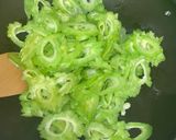 Hình bước làm 2 của món Khổ qua xào trứng