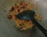 Gambar langkah 2 resipi Nasi goreng cili kering.