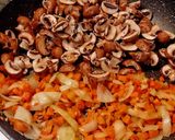 Foto langkah ke 2 dari resep Egg & Mushroom Fried Rice.