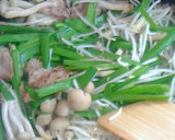 A picture of step 4 of Stamina-Boosting Pork, Chinese Chives, and Bean Sprouts Stir-fry.
