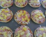 Foto del paso 4 de la receta: Mini pizzas de piña, jamón y queso