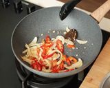 Foto langkah ke 5 dari resep Chili Crab Stick Devina Hermawan.