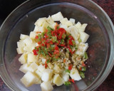 Foto del paso 2 de la receta: Papas aliñadas con atún y palitos de cangrejo