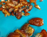 Foto del passaggio 1 della ricetta Tartare di pomodorini cipolle e datteri