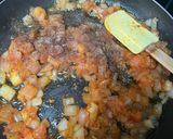 A picture of step 1 of Yemeni Lahsa (Elite Shakshuka).
