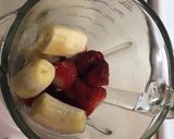 A picture of step 1 of Strawberry and Banana smoothie 😍.
