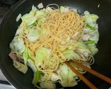 A picture of step 4 of Bacon & Cabbage Ario Orio (non-spicy).