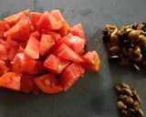 Foto del passaggio 2 della ricetta Salmone al forno con pomodori, olive e capperi