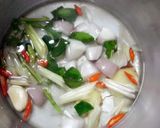 A picture of step 2 of Kanya's Tofu Soup / Tom Yum Style.