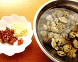 A picture of step 1 of Spaghetti alle Vongole in Rosso.