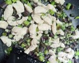 รูปขั้นตอนการทำที่ 2 ของ ข้าวไรซ์เบอร์รี่คลุกผัดกะเพราอกไก่ คลีน