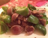 A picture of step 3 of Drinking Appetizer in 5 Minutes Chicken Gizzard and Green Pepper Stir Fry.