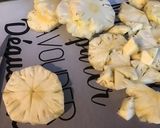 Une image de l'étape 2 de Salade d'ananas à l'orange sanguine et menthe fraîche.