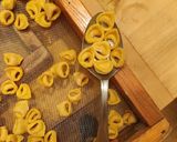 Foto del passaggio 8 della ricetta I miei tortellini 💛