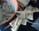 Foto del paso 4 de la receta: Tamales para bocadillo en miniatura de espinacas, chile, hongos, hierbas y cebolla. Las Correa