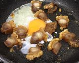 รูปขั้นตอนการทำที่ 3 ของ ไข่ขยี้หมูกรอบ