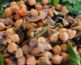Foto del paso 5 de la receta: Salteado de verduras con garbanzos y canónigos