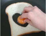 [平底鍋料理] 愛心雞蛋吐司的食譜步驟2照片