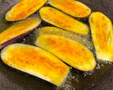 Gambar langkah 2 resipi Terung goreng dengan sos tomato.