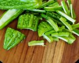 Hình bước làm 1 của món Mướp đắng đúc trứng thịt