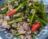 รูปขั้นตอนการทำที่ 4 ของ ผักบุ้งผัดกะปิหมูสับ