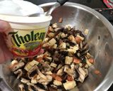 Foto del paso 2 de la receta: Canastitas de champiñones, queso, tomate y aceitunas negras
