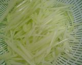 A picture of step 2 of Som Tum (Thai Green Papaya Salad).
