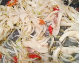 Foto langkah ke 3 dari resep Tumis Jamur Tiram Tauge.
