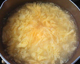 A picture of step 3 of Fluffy Egg-Drop Soup with Boiled Chicken Broth.