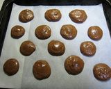 A picture of step 4 of Autumn-Coloured Macarons Chestnut & Chocolate.
