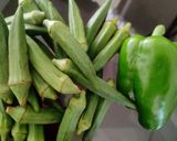A picture of step 1 of Crispy bhindi capsicum.