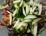 Foto del paso 2 de la receta: Spaghettini salteado con carne y vegetales