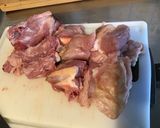 Une image de l'étape 1 de Chevreau mariné façon créole aux oignons,épices,citron et herbes aromatiques.