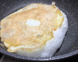 Foto del paso 3 de la receta: Tortilla francesa BLW con queso y pavo