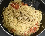 Foto langkah ke 6 dari resep Oseng Spaghetti Ayam dan tomat Cherry.