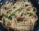 Linguine z suszonymi pomidorami i zielonymi oliwkami krok przepisu 1 zdjęcie