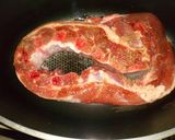 Foto del paso 2 de la receta: Carne de cerdo cítrico (pechito) agridulce  perfumado con jengibre y tomillo a la cacerola