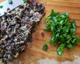 Foto del paso 2 de la receta: Filete de pescado con pasta de aceitunas, tomate y alcaparras