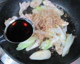 A picture of step 3 of Japanese Leek, Chicken Thigh, and Bonito Flake Stir-Fry.