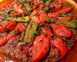 صورة لخطوة 6 من وصفة لحمة بالصينية بصوص الطماطم 🍅🍅🫑🫑🧄🧅