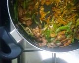 A picture of step 7 of Chicken and veg hakka noodles-Indochinese.
