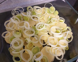 Foto del paso 1 de la receta: Bacalao al kamel al horno con patatas panaderas, calabacín y puerro
