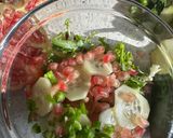 Foto del paso 2 de la receta: Tosta gourmet de huevo escalfado con salmón y aguacate con ensalada de granada