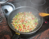 Foto del paso 4 de la receta: Empanadillas de merluza, gambas, palitos de cangrejo y huevo duro al horno con ensalada