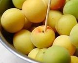 A picture of step 1 of Refreshing and Jelly-Like Ume Plum Jam.