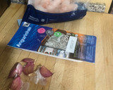 Foto del paso 1 de la receta: Gulas al ajillo con gambas