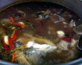 A picture of step 4 of Tom Som / spicy and sour fish soup.