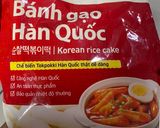 Hình bước làm 1 của món Tokbokki xào kim chi xúc xích