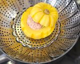 Foto langkah ke 5 dari resep Mini Kabocha Puccini (Mini Kabocha Isi Daging Cincang Kukus).