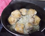 Foto del paso 1 de la receta: Guiso de pollo con choclo, corazones de alcachofas y guisantes